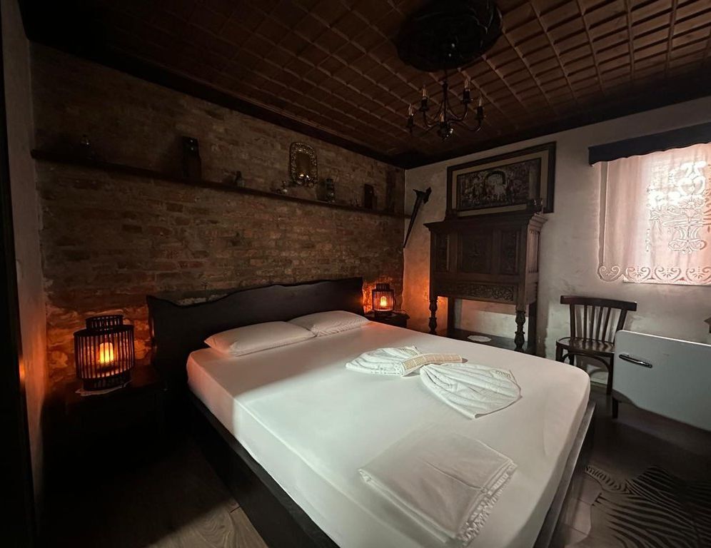 Shitet hotel / shtëpi antike në lagjen Mangalem, Berat.