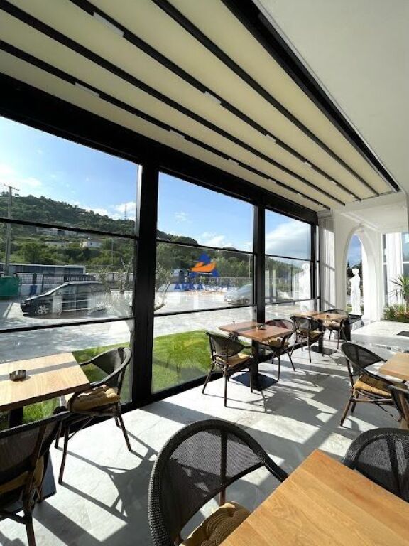 SHITET HOTEL 800M2 "RINAS, PRANE AEROPORTIT" 150000000 LEKE