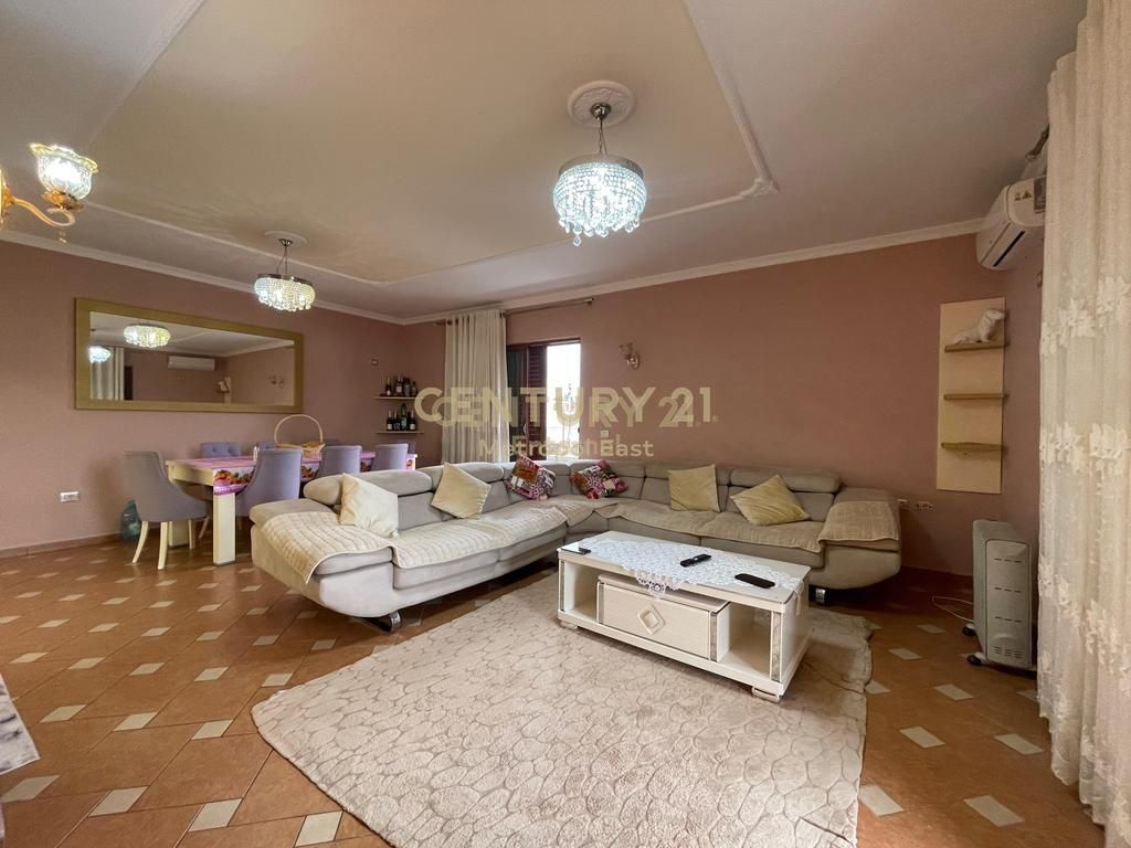 Shitet Vilë 3-kateshe+ Tokë, Sauk, Tiranë