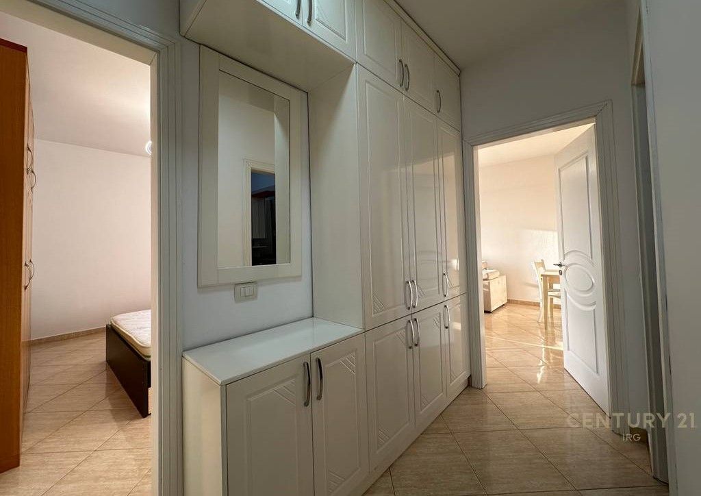 Shitet Apartament 2+1+2 Ballkone tek Pallatet Cabej