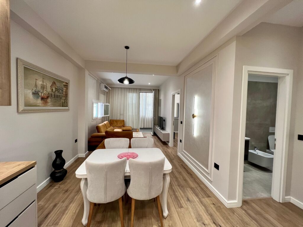 📣 QERA SUPER Apartament 1+1 📍 Prane Rruges Se "Durresit" ✨  🏠 Shtepi Private (Hyrje Me Vete) 🪜 Kati 1 📐 Siperfaqe 80 m2 🛋️ Arreduar Ne Menyre Bashkekohore 👫 Preferohen Kliente Cift Ose Nje Vajze  💶 Cmimi 600 Euro (i Pa Diskutueshem)