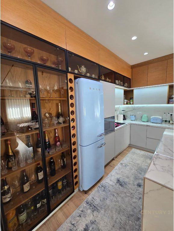 Apartament 3+1+2+ballkon+depo+garazhd tek Rruga e Kosovareve.