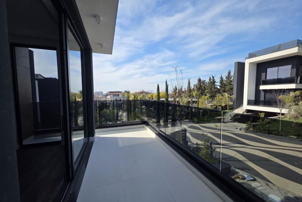 Në Golem Shitet Vilë Spektakolare Me Pishine Dhe Çmim Okazion, 1800 Euro/m2