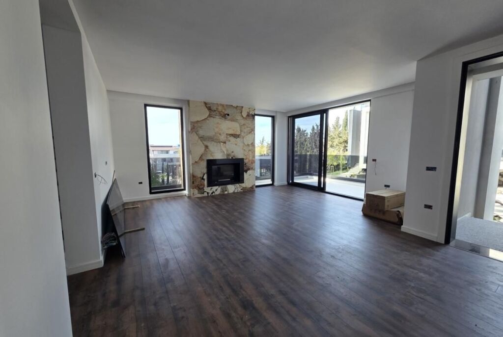 Në Golem Shitet Vilë Spektakolare Me Pishine Dhe Çmim Okazion, 1800 Euro/m2