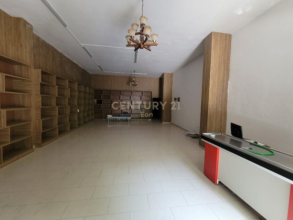 VENDITA AMBIENTE IN STRADA PRINCIPALE, DURRËS !