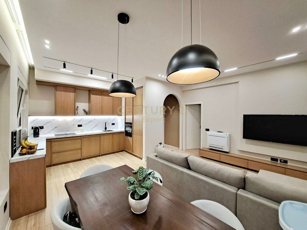 Jepet me qira apartament 2+1+2 me post parkimi në Rezidencën Mangalem, zona Ali Demi