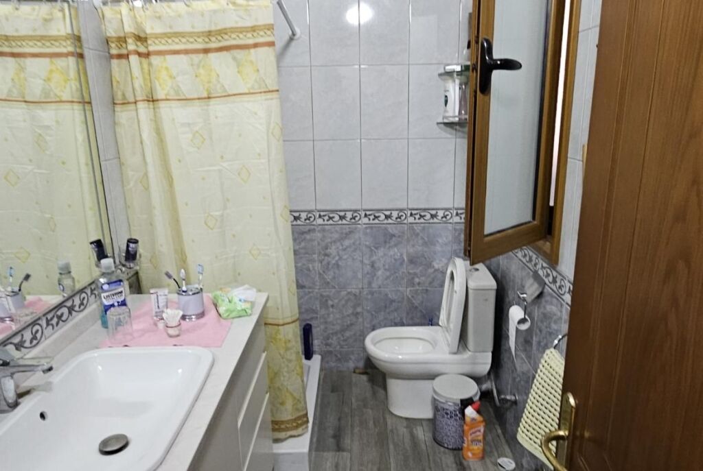 Tek Poliklinika Ne Vlore, Shitet Apartament 3+1+2 Me Hapesire Te Bollshme!