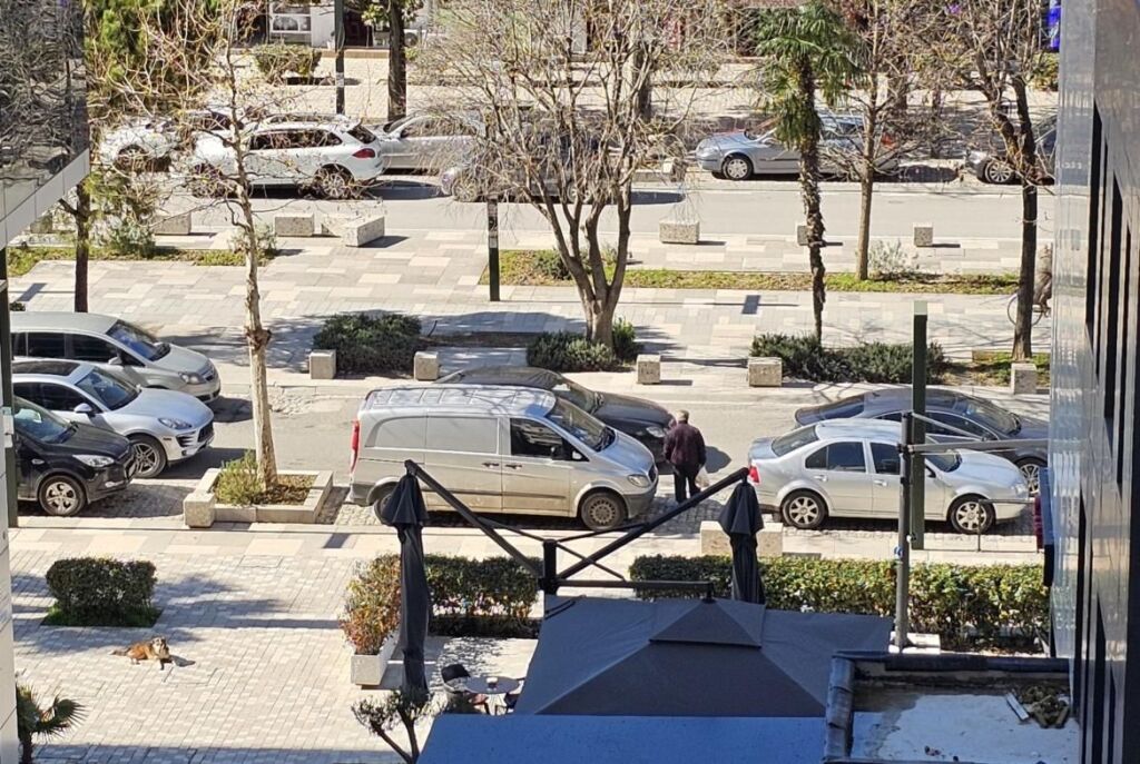 Tek Poliklinika Ne Vlore, Shitet Apartament 3+1+2 Me Hapesire Te Bollshme!