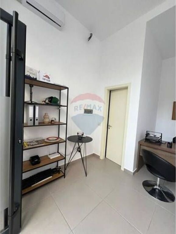 Dyqan për Shitje – Rruga e Barrikadave, Tiranë