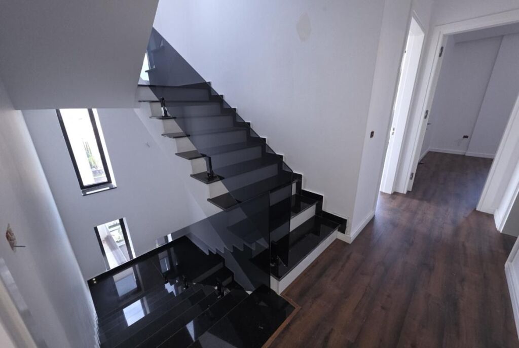 Në Golem Shitet Vilë Spektakolare Me Pishine Dhe Çmim Okazion, 1800 Euro/m2