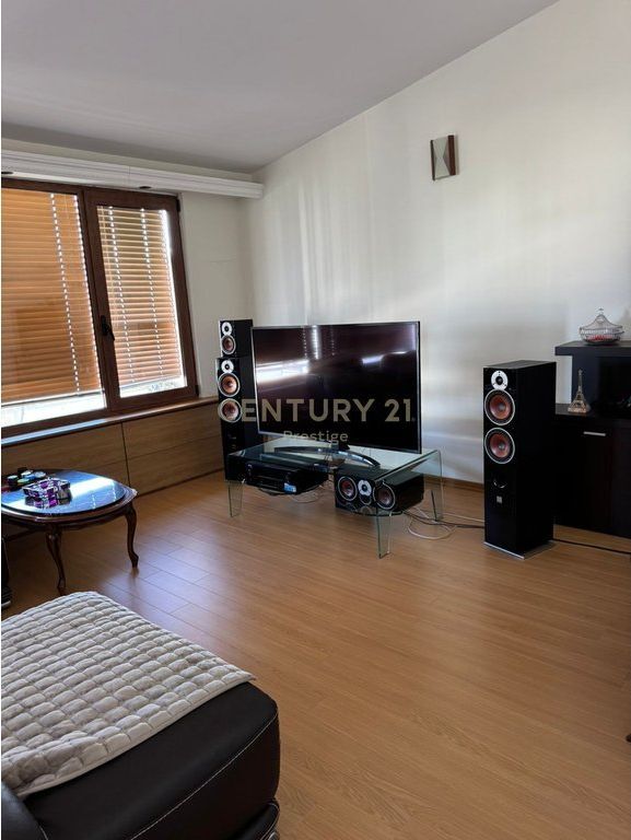 Apartament duplex për shitje pranë kryqëzimit të 21 Dhjetorit