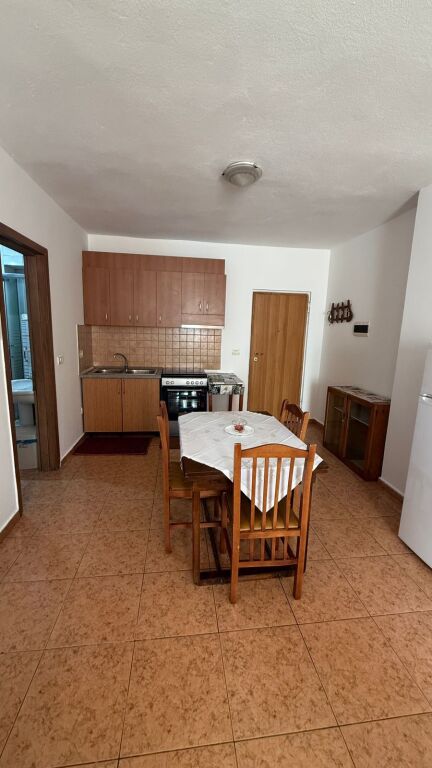 📍 Jepet Apartament 1+1 me Qera tek Rrethi i Komunës së Parisit