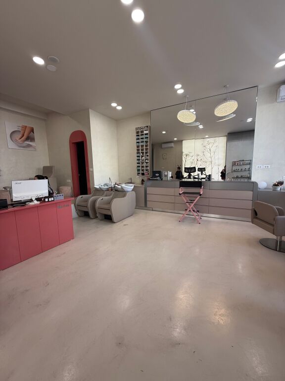 Shitet biznes parukeri estetik