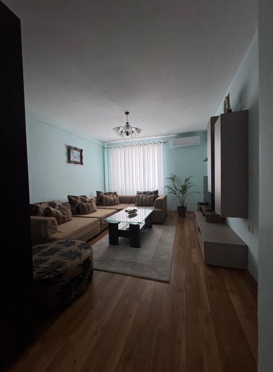 Apartament 1+1, Stadiumi Dinamo!