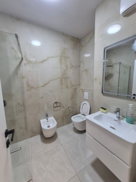 1+1,i mobiluar te gjimnazi partizani,580 mije leke