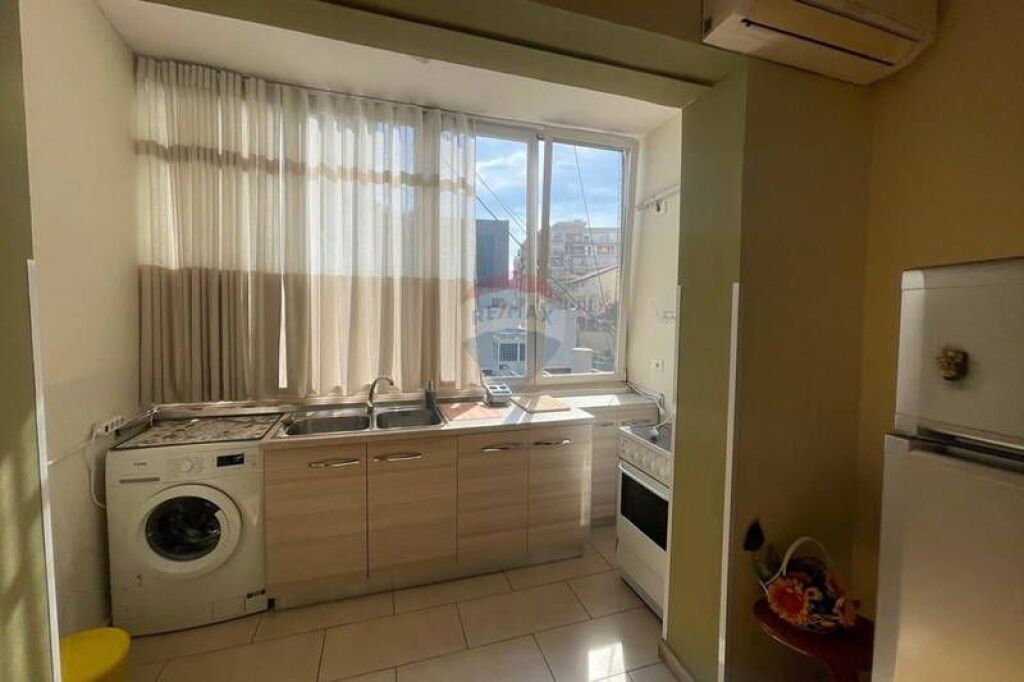 Apartament 1+1 me qera në qendër të Tiranës.