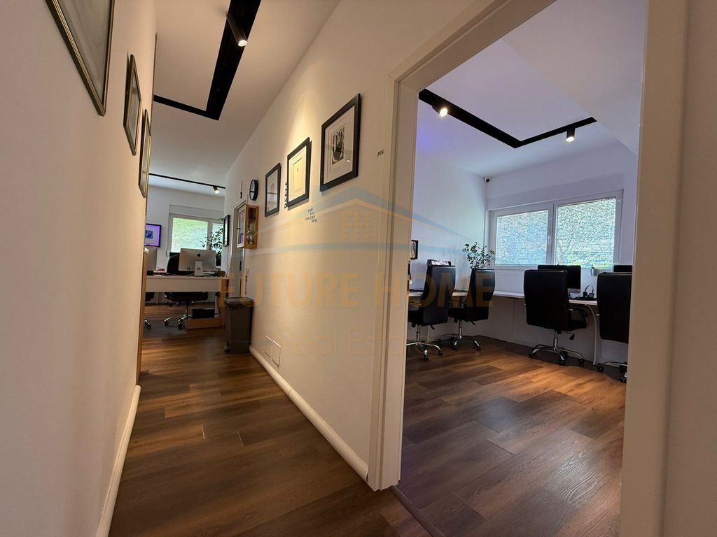 Vendesi Commerciale in Vendita 3 Posti Auto, Complesso Mangalem