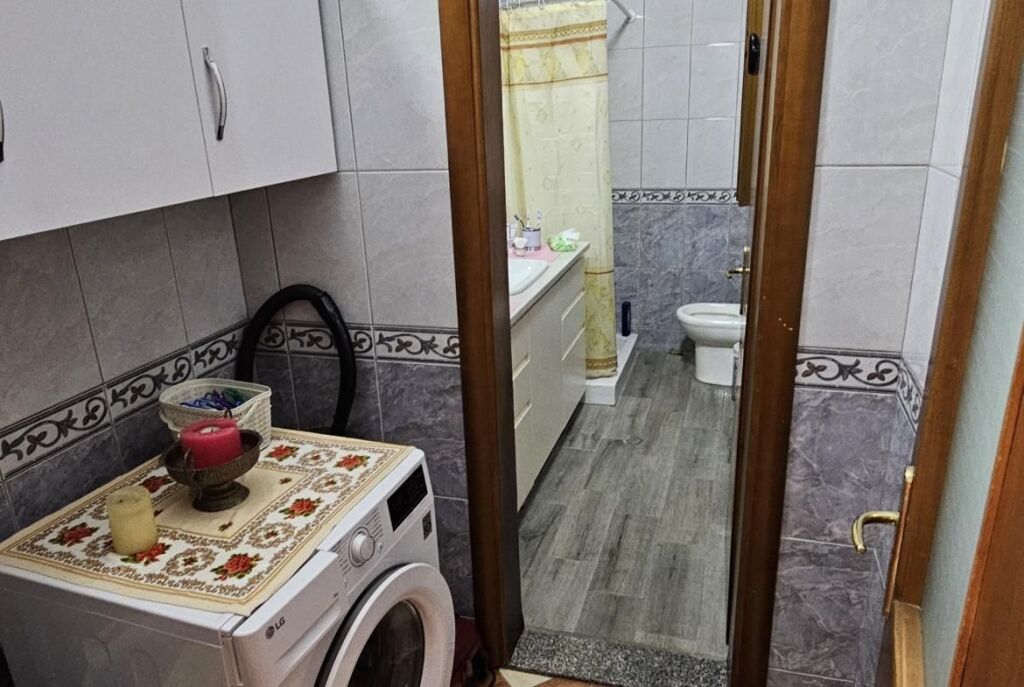 Tek Poliklinika Ne Vlore, Shitet Apartament 3+1+2 Me Hapesire Te Bollshme!