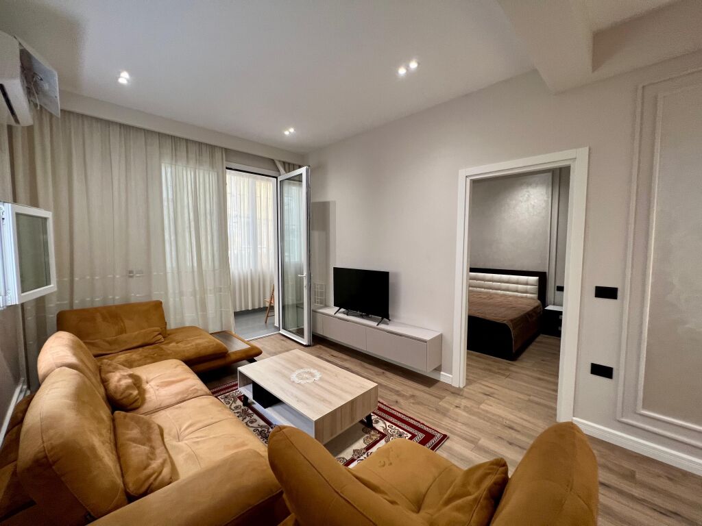 📣 QERA SUPER Apartament 1+1 📍 Prane Rruges Se "Durresit" ✨  🏠 Shtepi Private (Hyrje Me Vete) 🪜 Kati 1 📐 Siperfaqe 80 m2 🛋️ Arreduar Ne Menyre Bashkekohore 👫 Preferohen Kliente Cift Ose Nje Vajze  💶 Cmimi 600 Euro (i Pa Diskutueshem)