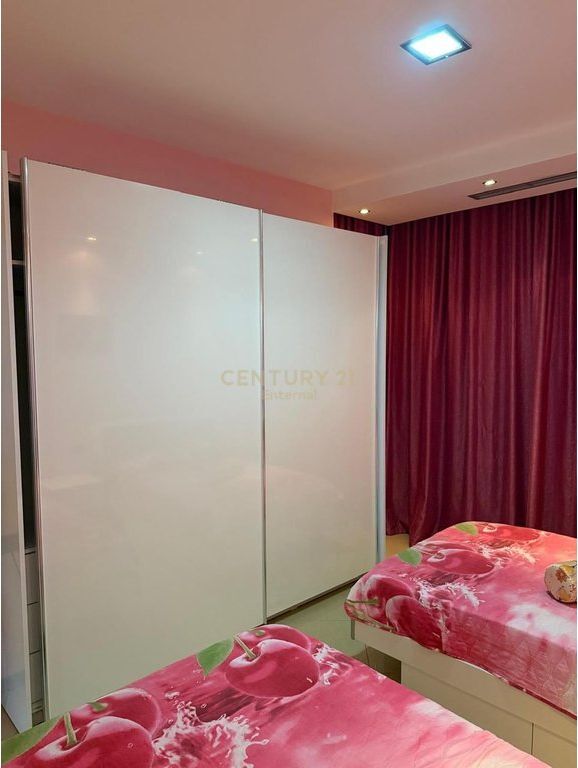 Apartament 2+1 Per Qera ne ish-Bllok 1,200 € /Muaj Sip. Totale  132m2