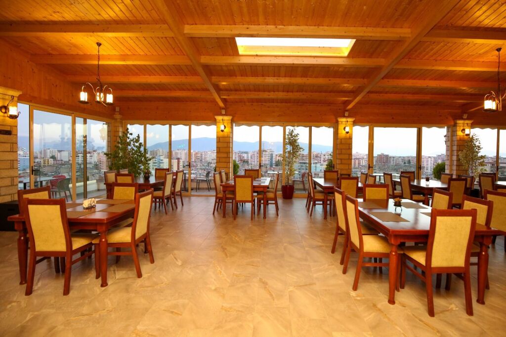 🌟 Hotel – Ekskluziv në Qendër të Vlorës për Qira! 🌟