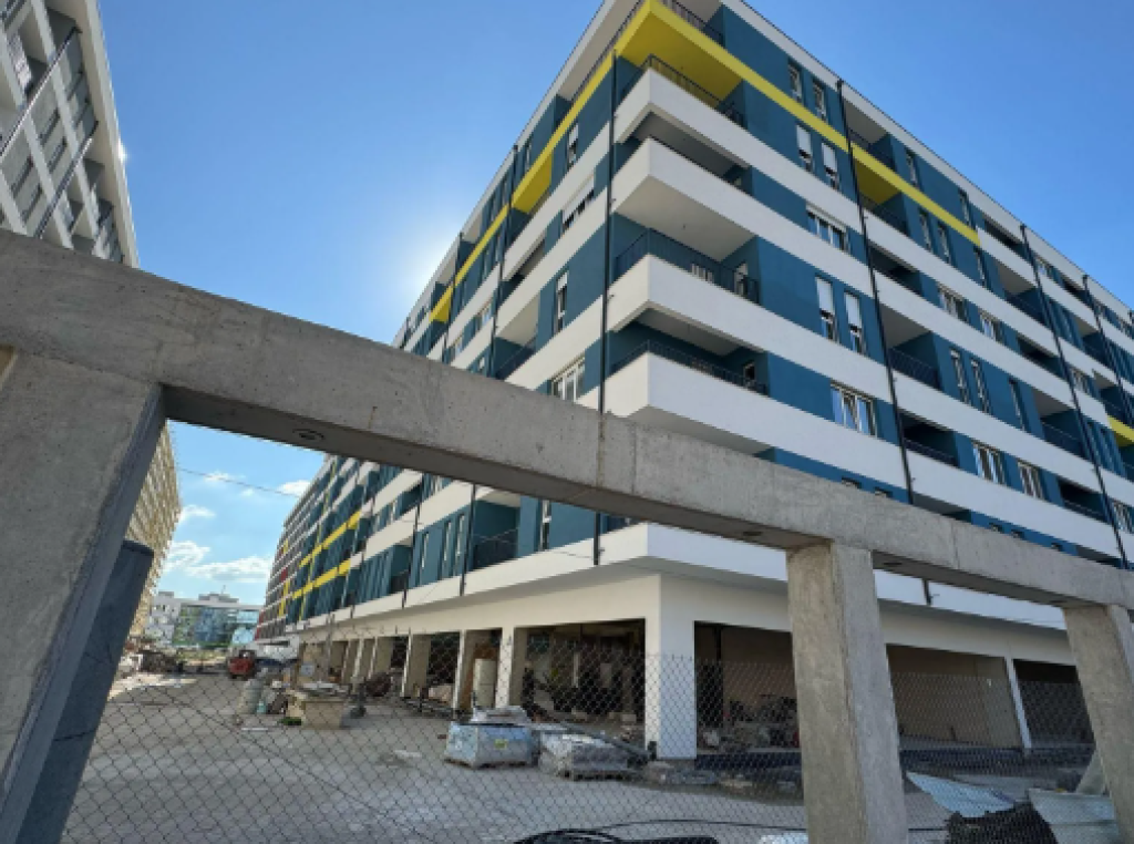 Apartament 2+1 me Verandë në Univers City