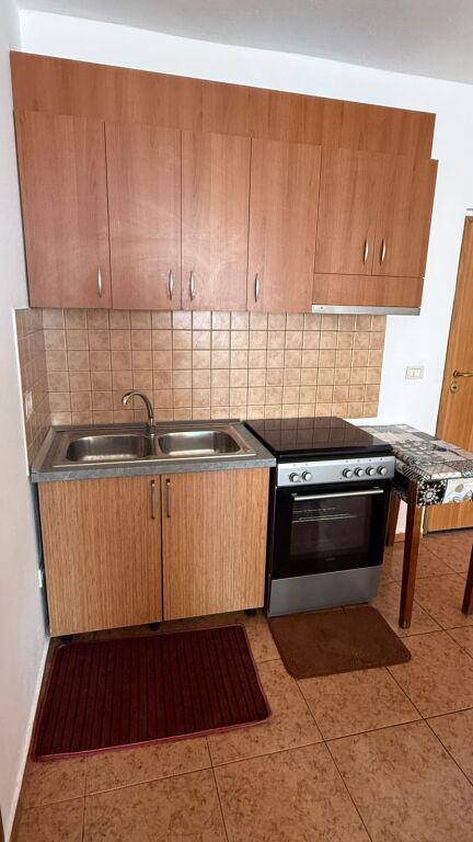 📍 Jepet Apartament 1+1 me Qera tek Rrethi i Komunës së Parisit