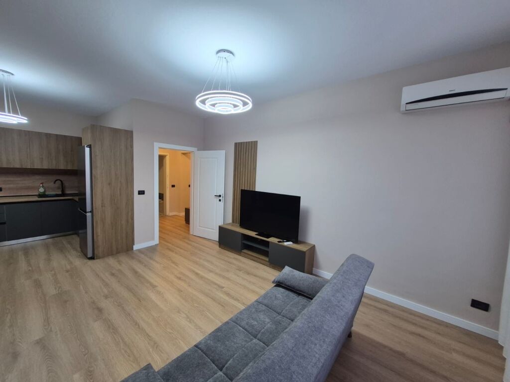 1+1,i mobiluar te gjimnazi partizani,580 mije leke