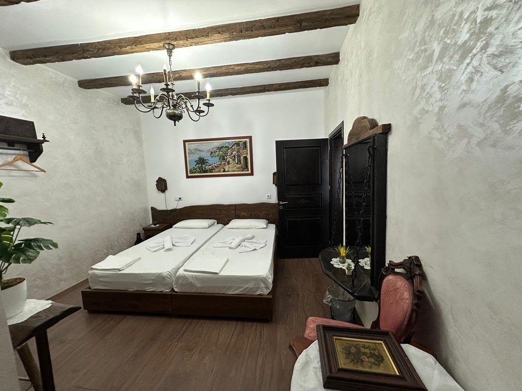 Shitet hotel / shtëpi antike në lagjen Mangalem, Berat.