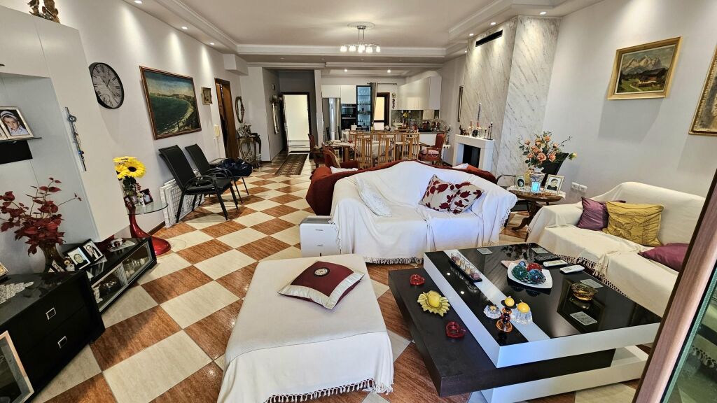 Tek Poliklinika Ne Vlore, Shitet Apartament 3+1+2 Me Hapesire Te Bollshme!