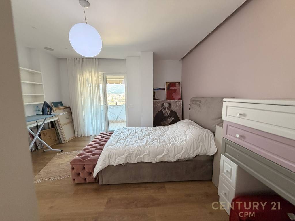 Shitet apartament 3+1 me 2 tualete dhe 2 poste parkimi pranë Air Albania Stadium