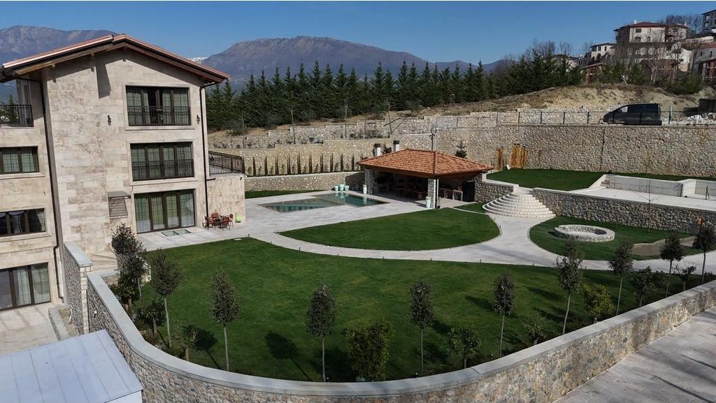 Villa di lusso in vendita a Secret Garden Residence, una delle residenze più esclusive e tranquille vicino a Tirana.