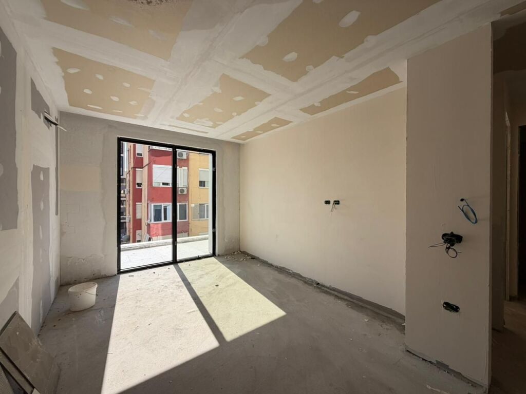 Apartament 1+1+Verande per shitje ne Vasil Shanto.