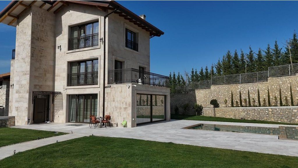 Villa di lusso in vendita a Secret Garden Residence, una delle residenze più esclusive e tranquille vicino a Tirana.