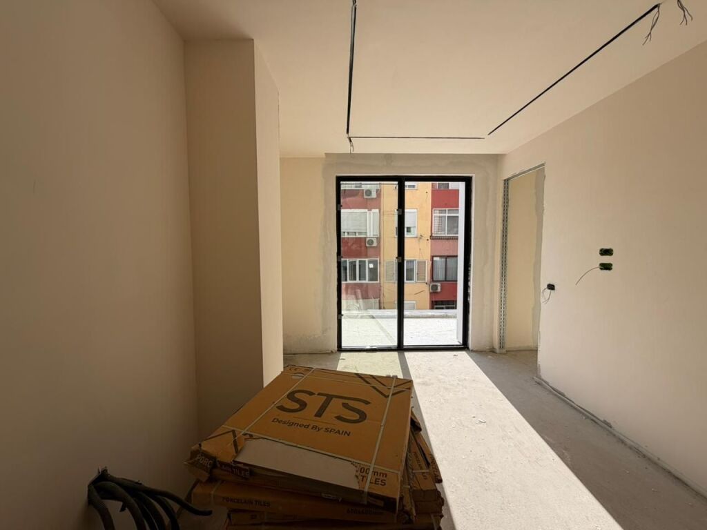 Apartament 1+1+Verande per shitje ne Vasil Shanto.