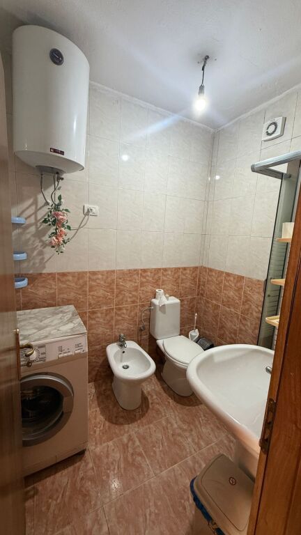 📍 Jepet Apartament 1+1 me Qera tek Rrethi i Komunës së Parisit