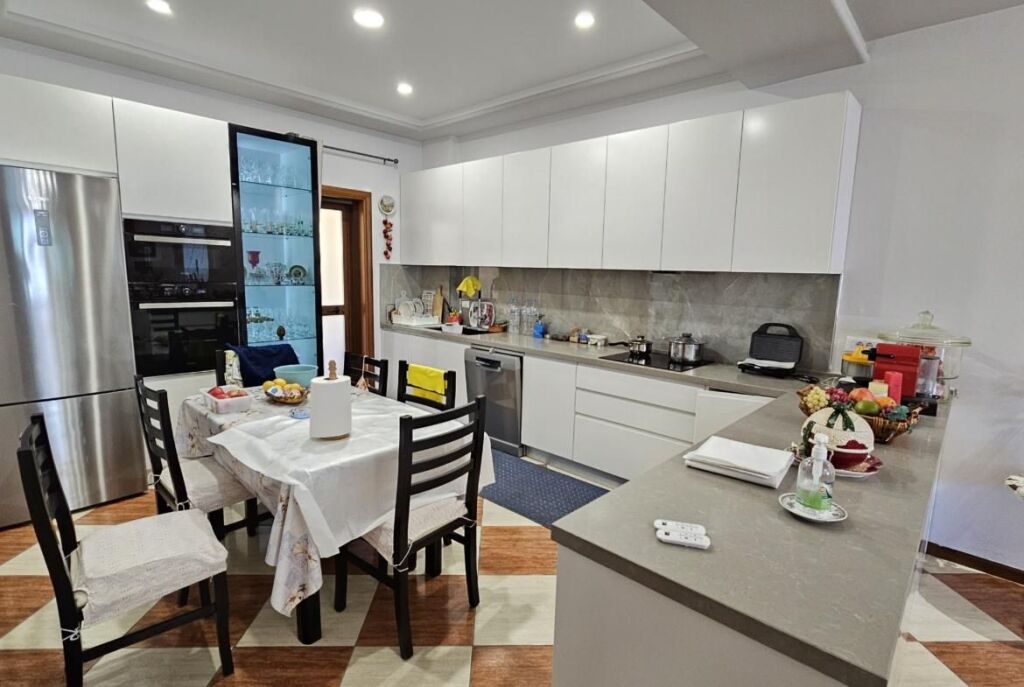 Tek Poliklinika Ne Vlore, Shitet Apartament 3+1+2 Me Hapesire Te Bollshme!