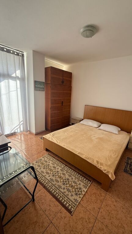 📍 Jepet Apartament 1+1 me Qera tek Rrethi i Komunës së Parisit
