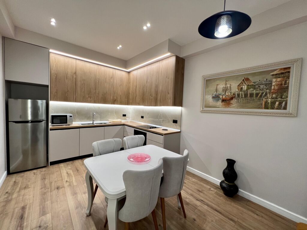 📣 QERA SUPER Apartament 1+1 📍 Prane Rruges Se "Durresit" ✨  🏠 Shtepi Private (Hyrje Me Vete) 🪜 Kati 1 📐 Siperfaqe 80 m2 🛋️ Arreduar Ne Menyre Bashkekohore 👫 Preferohen Kliente Cift Ose Nje Vajze  💶 Cmimi 600 Euro (i Pa Diskutueshem)