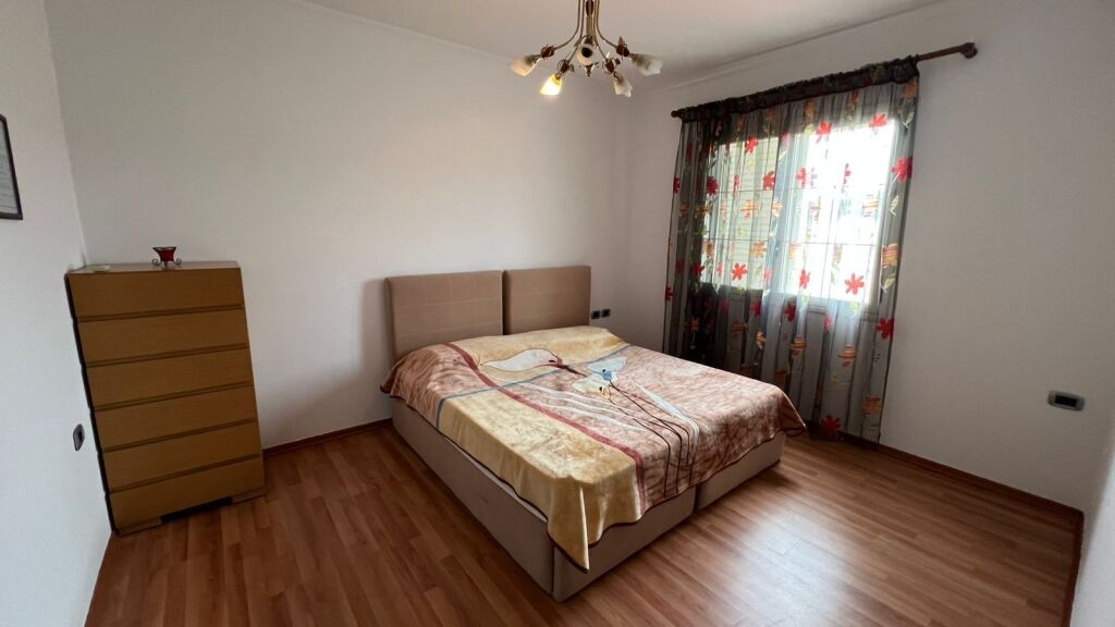 Apartament me qera prane kishes ortodokse