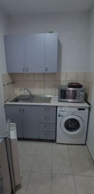 JEPET GARSONIERE NE MYSLYM SHYR, PRANE SHKOLLES 9 VJEÇARE FAIK KONICA,