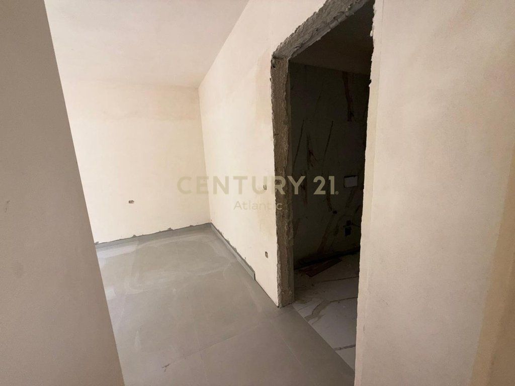 Shitet Apartament 2+1+2 tualete në Kompleksin Saeli, Golem 116,600€ | 106 m² 116,600 €