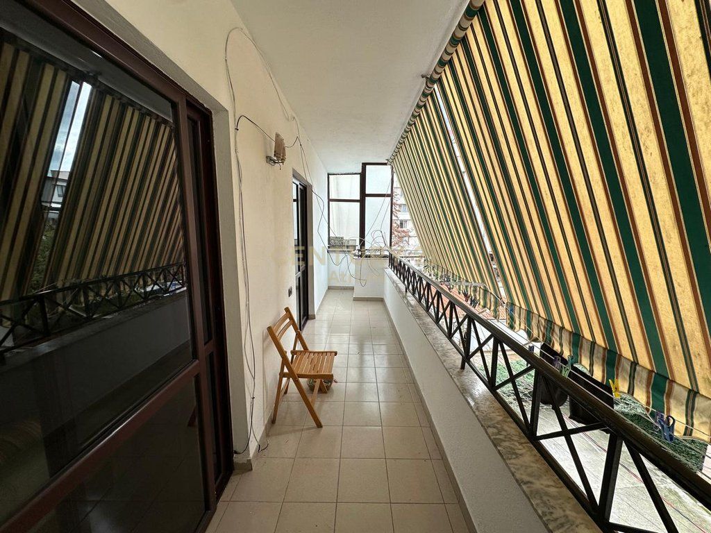 Shitet apartament 2+1+2 në qendër, pranë City Fitness, në katin e 3-të të një pallati të mirëadministruar me ashensor.