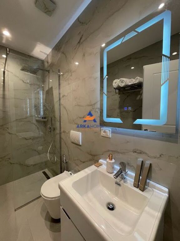 SHITET HOTEL 800M2 "RINAS, PRANE AEROPORTIT" 150000000 LEKE