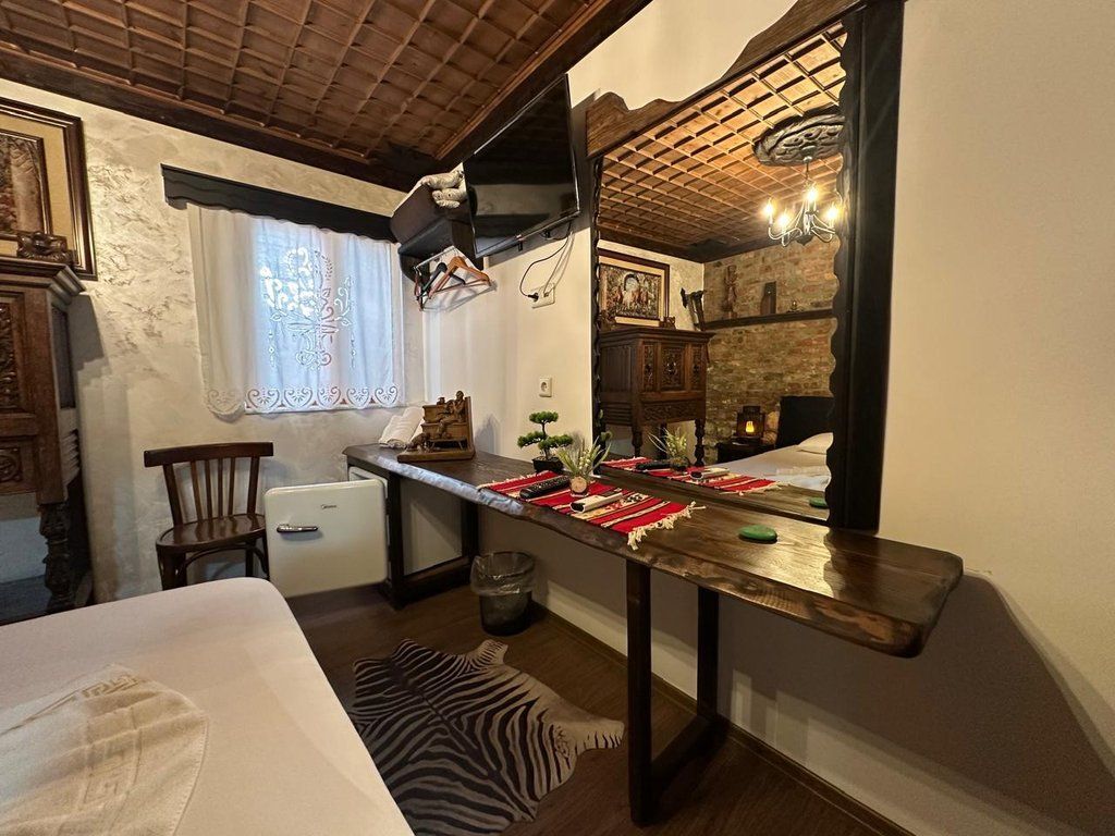 Shesim Hotel, shtëpi antike në lagjen Mangalem, Berat