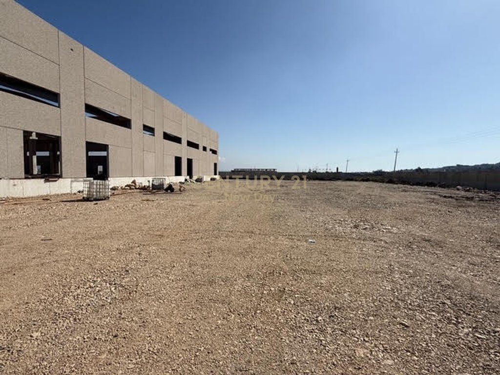 KAPANON 10 000m2 ME QIRA PRANE PORTIT TE RI