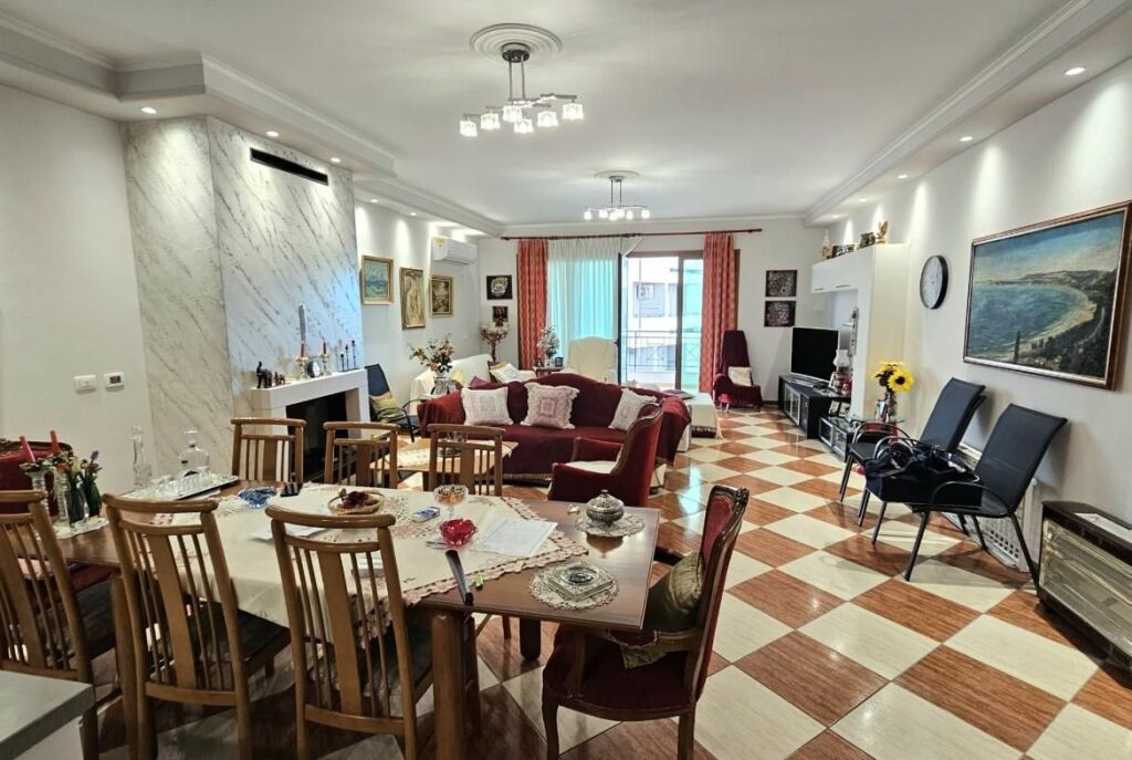 Tek Poliklinika Ne Vlore, Shitet Apartament 3+1+2 Me Hapesire Te Bollshme!