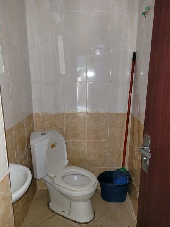 VENDITA AMBIENTE IN STRADA PRINCIPALE, DURRËS !