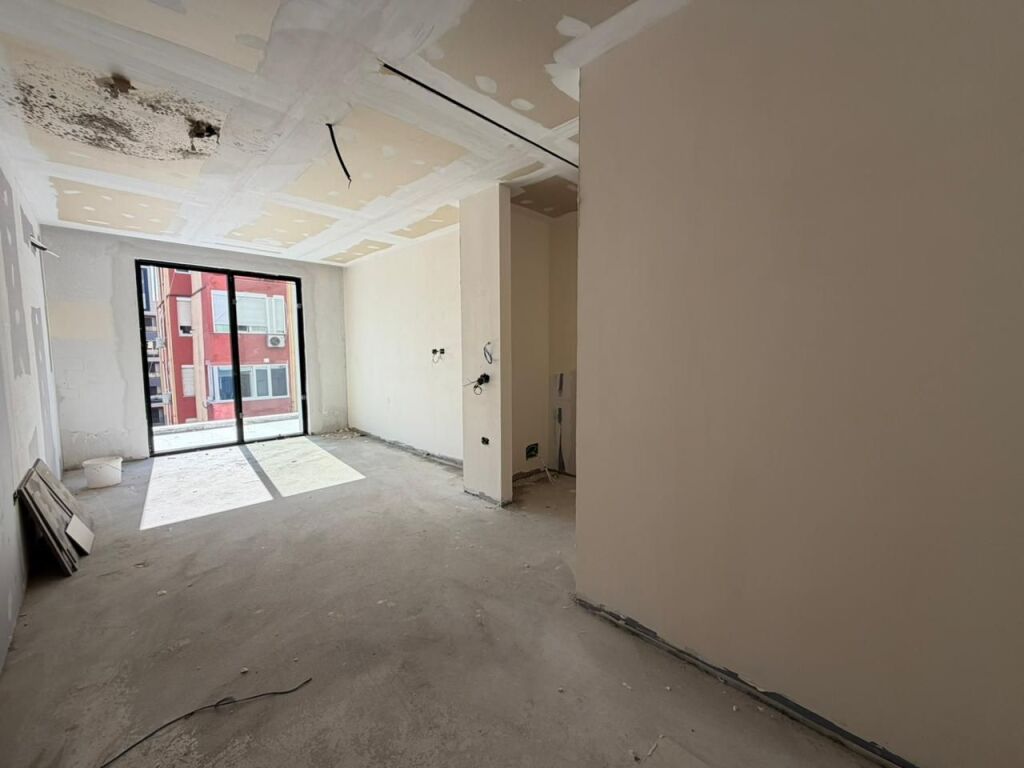 Apartament 1+1+Verande per shitje ne Vasil Shanto.