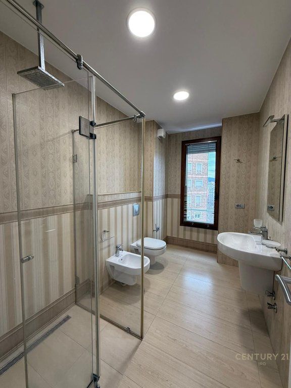 UFFICIO IN AFFITTO AL HILTON, VICINO A DELIJORGJI 2.500 € /Mese Superficie Totale 200m2